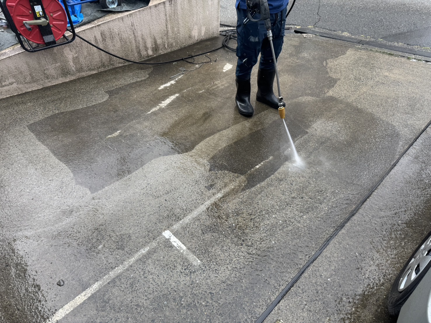 横浜市旭区で土間の高圧洗浄｜目地と濡れ色を見て洗う範囲を分ける理由🚿