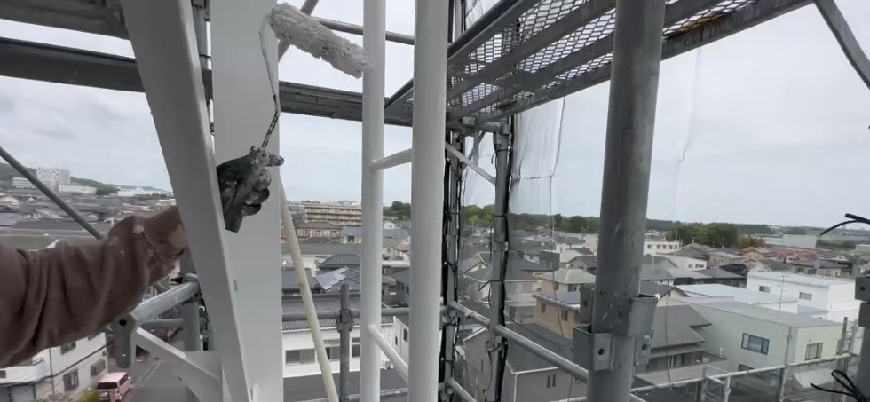 横浜市旭区｜屋上鉄塔の錆は塗装だけで済む？鉄部塗装前に見る根元と防水層🏢