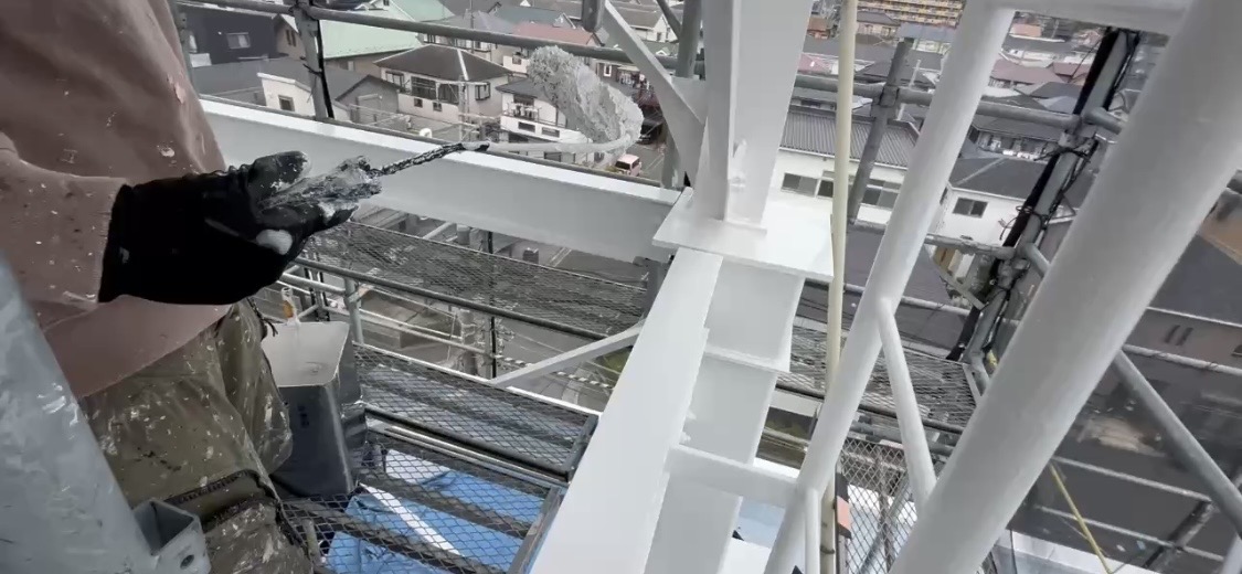 横浜市旭区｜屋上鉄塔の錆は塗装だけで済む？鉄部塗装前に見る根元と防水層🏢