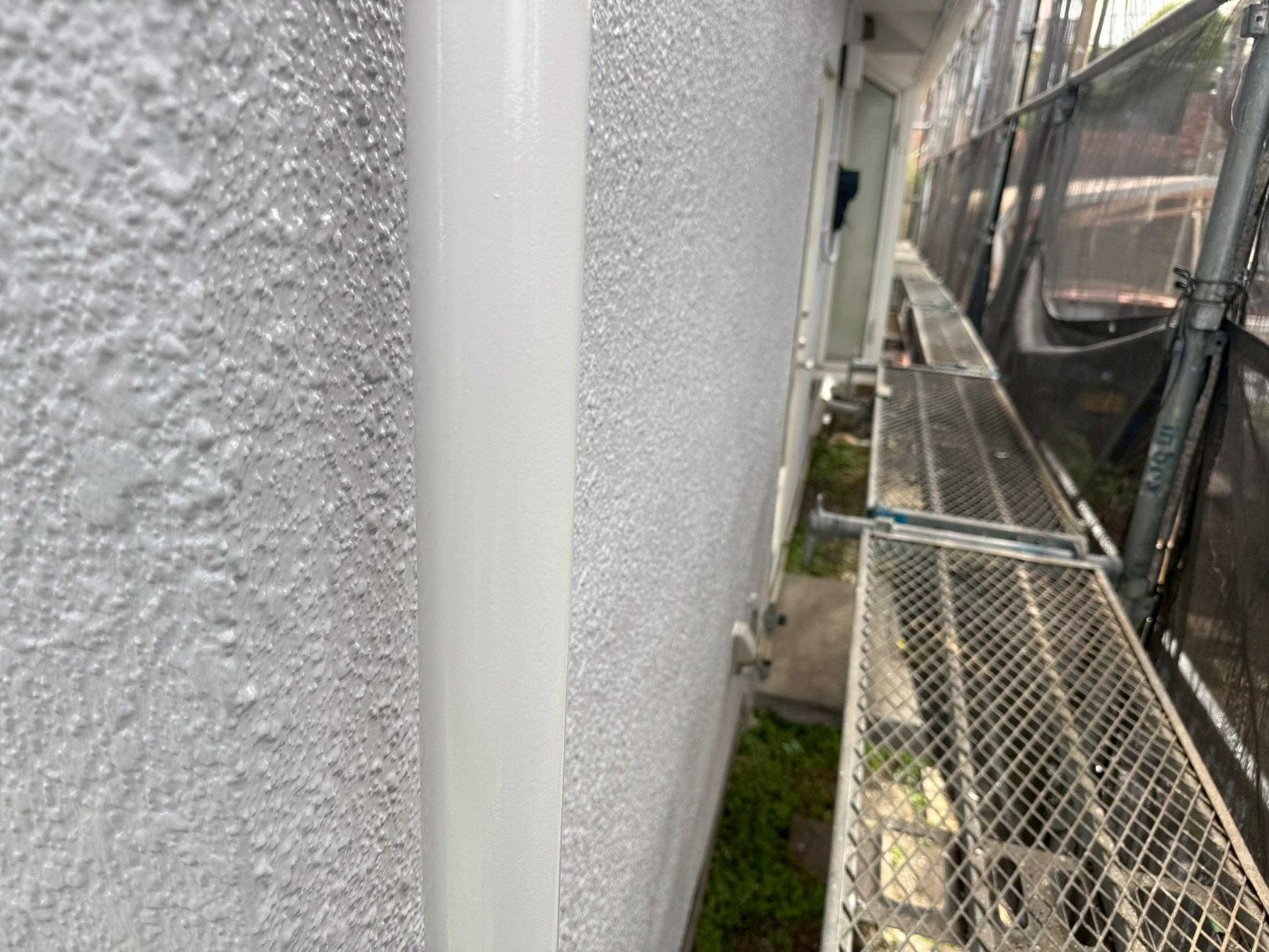横浜市旭区｜白系外壁塗装の完了検査・の仕上がりは、軒天・換気口・付帯部まで確認します🧑‍🔬