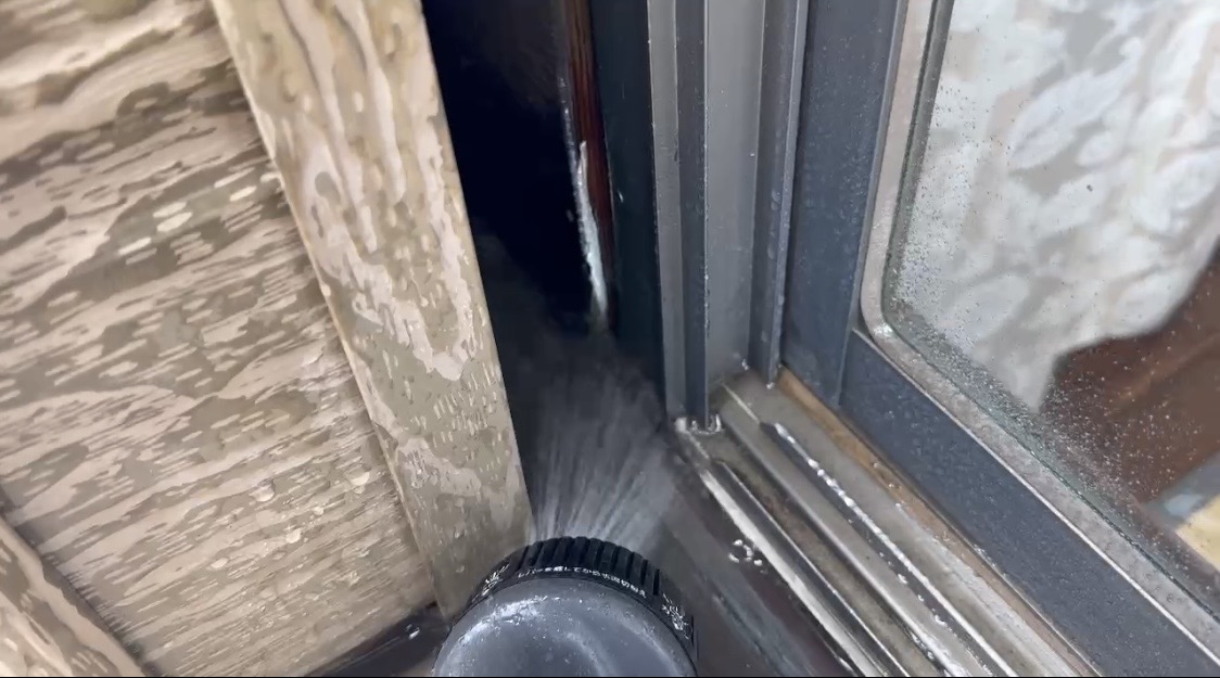 横浜市旭区｜強風の日だけ戸袋から雨漏りした時は、シリコンの前に水の逃げ道を確認します🪷