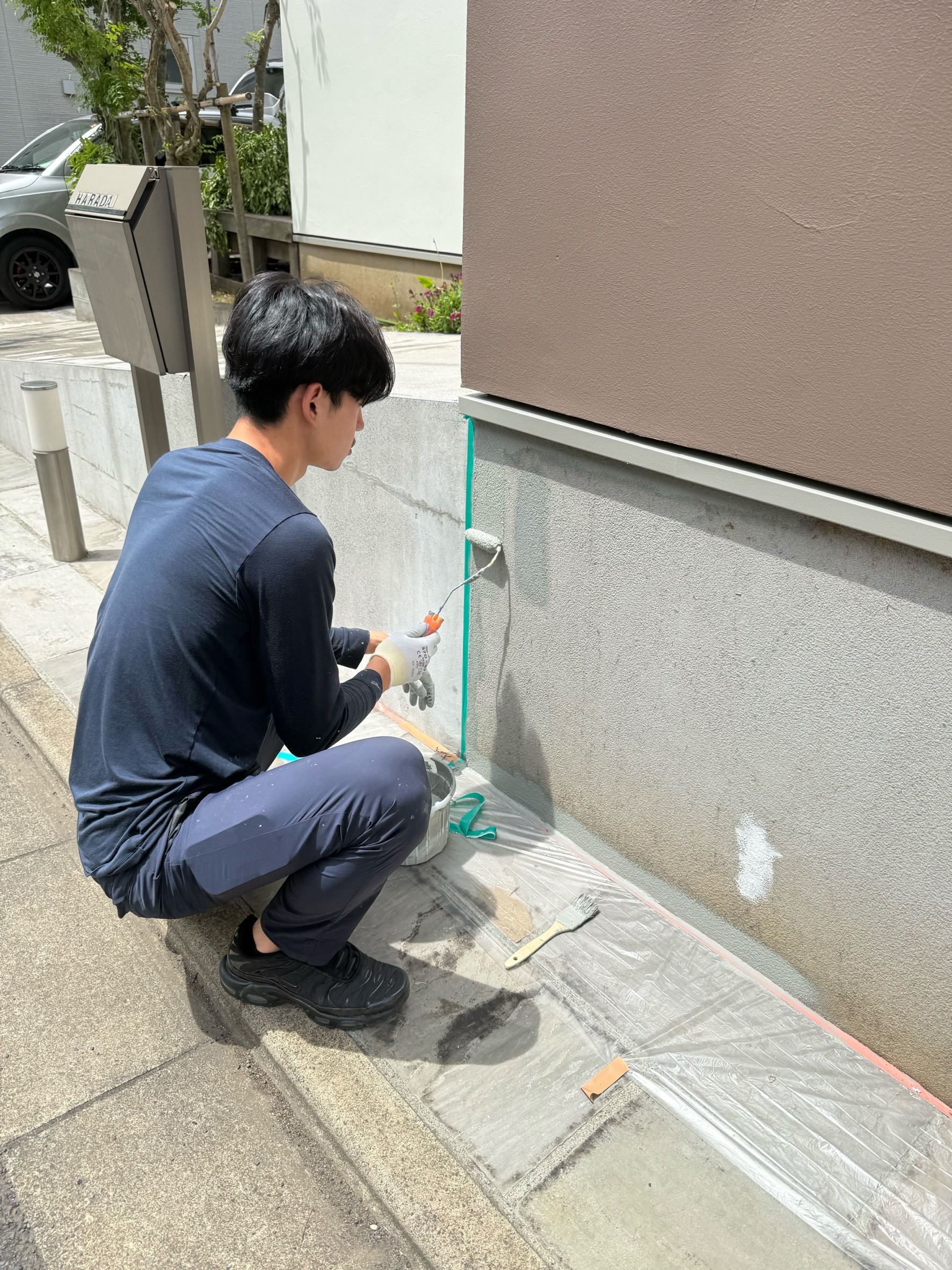 横浜市旭区｜ジョリパット外壁塗装の基礎塗装。先に水切り下と基礎巾木を見ます🦕