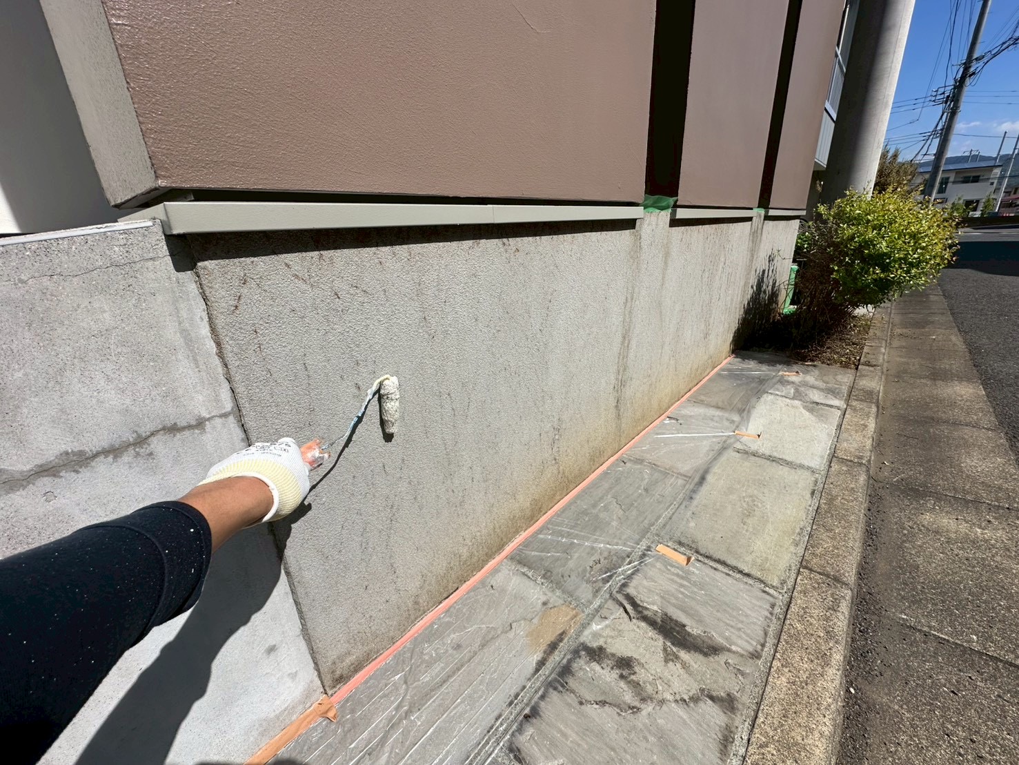横浜市旭区｜ジョリパット外壁塗装の基礎塗装。先に水切り下と基礎巾木を見ます🦕