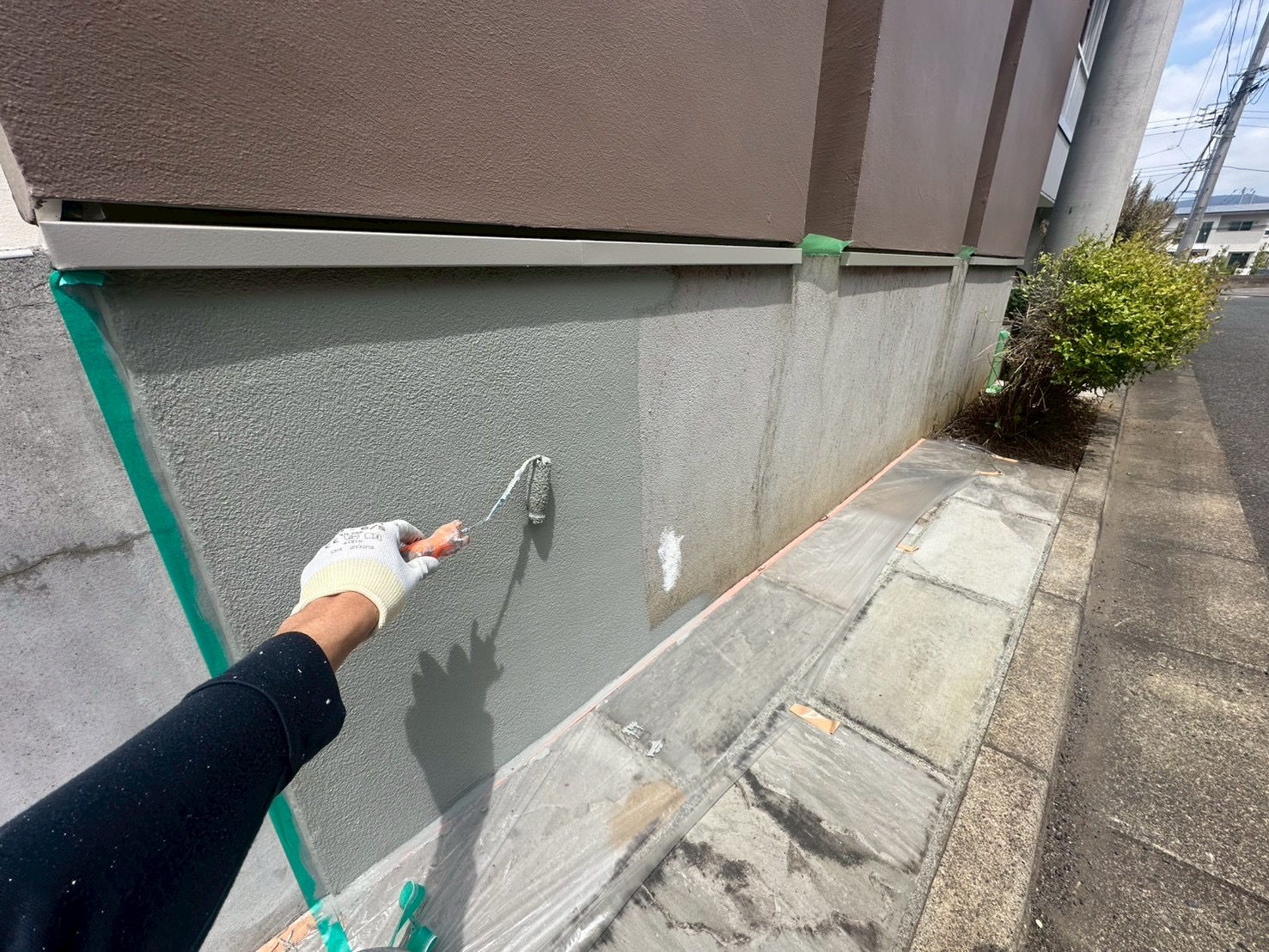 横浜市旭区｜ジョリパット外壁塗装の基礎塗装。先に水切り下と基礎巾木を見ます🦕