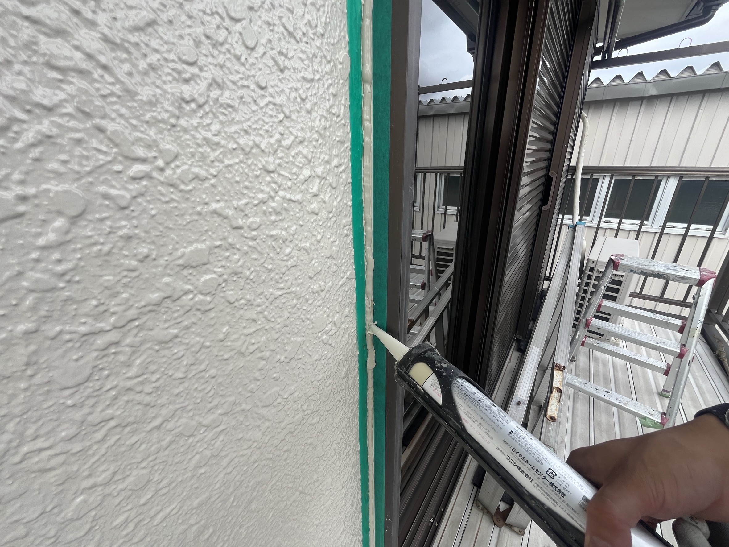 横浜市旭区｜外壁塗装後も止まらなかった雨漏りは、サッシ横の隙間を散水とサーモで確認しました👨‍🏭