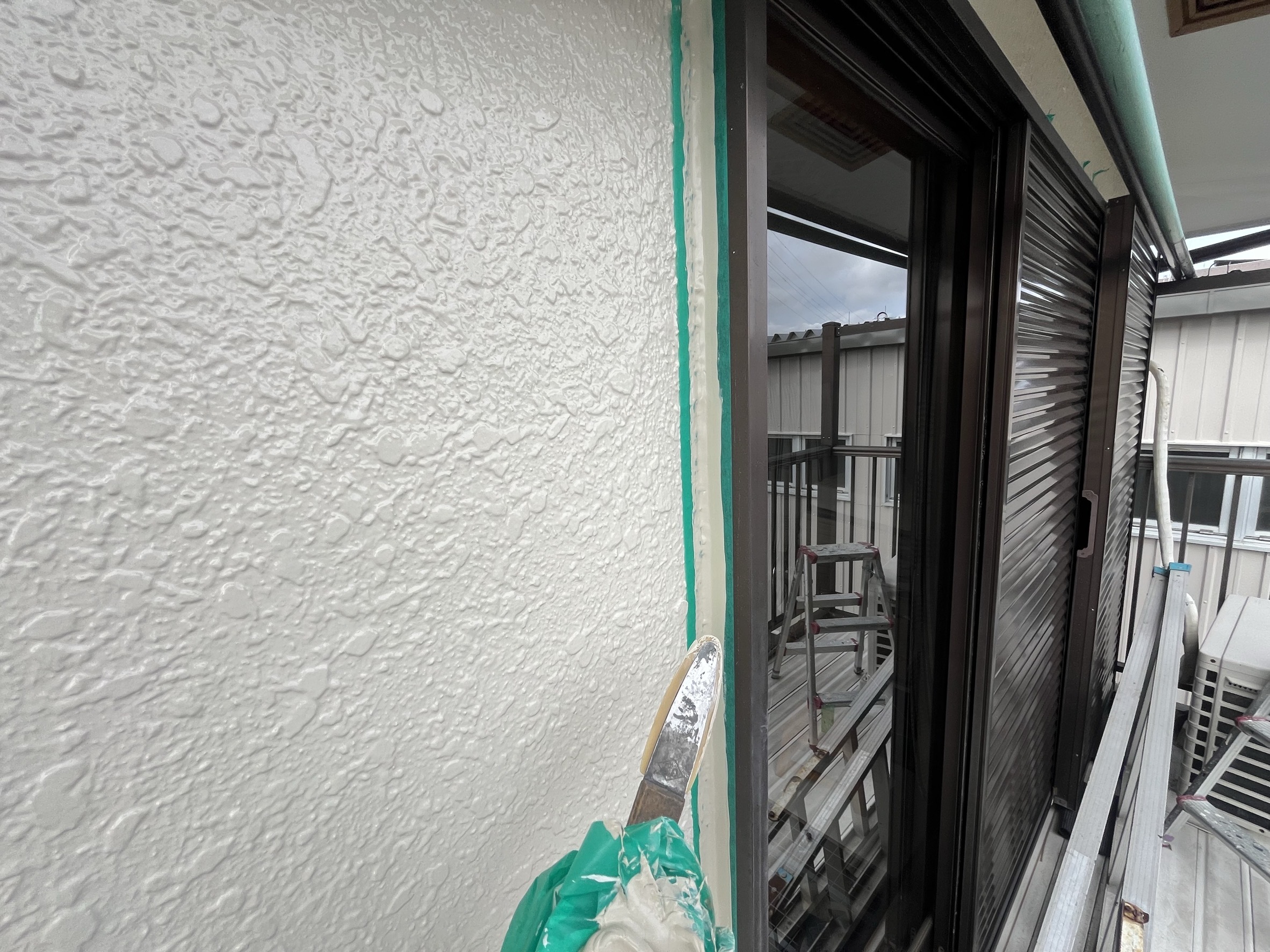 横浜市旭区｜外壁塗装後も止まらなかった雨漏りは、サッシ横の隙間を散水とサーモで確認しました👨‍🏭