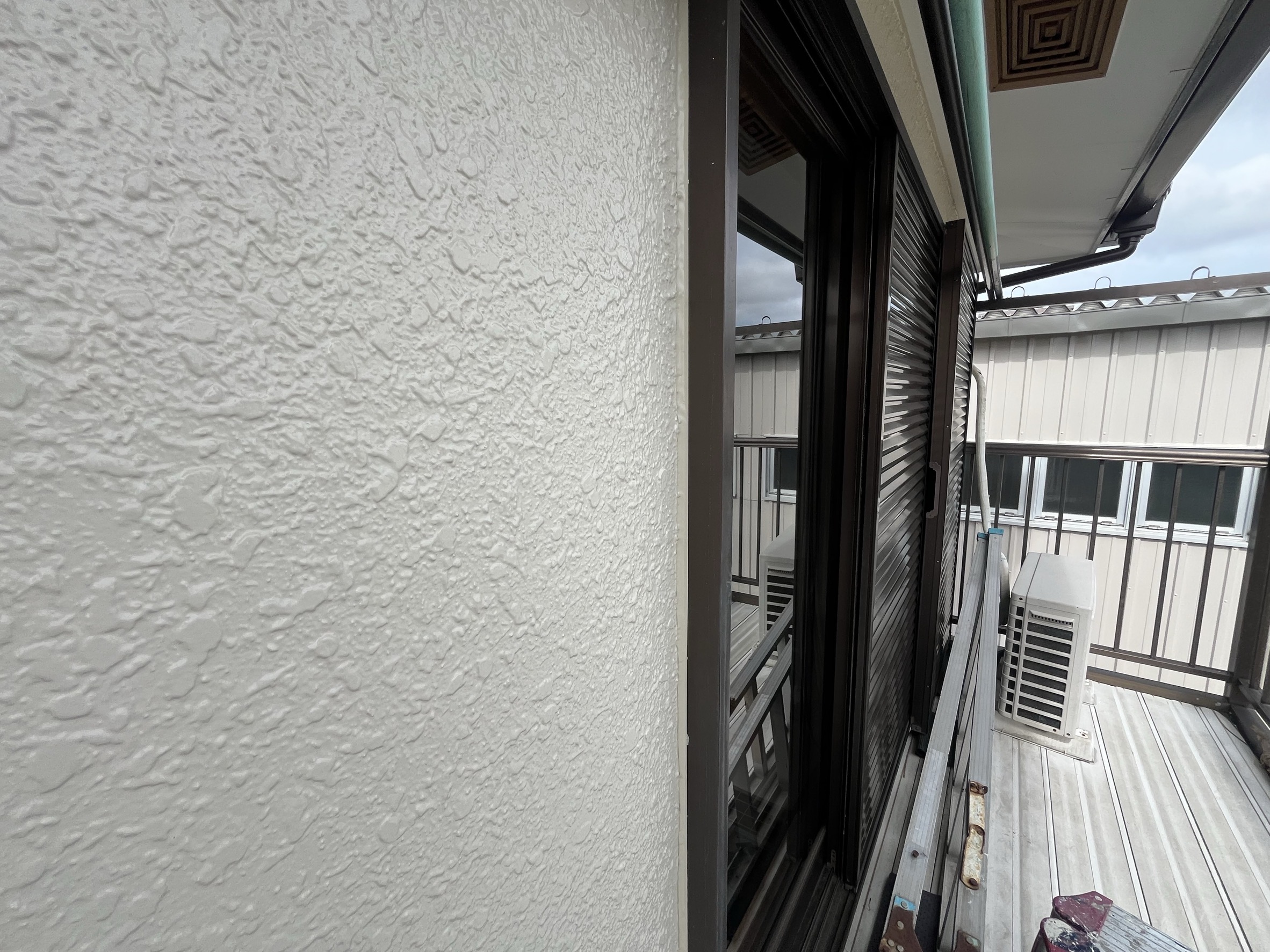 横浜市旭区｜外壁塗装後も止まらなかった雨漏りは、サッシ横の隙間を散水とサーモで確認しました👨‍🏭