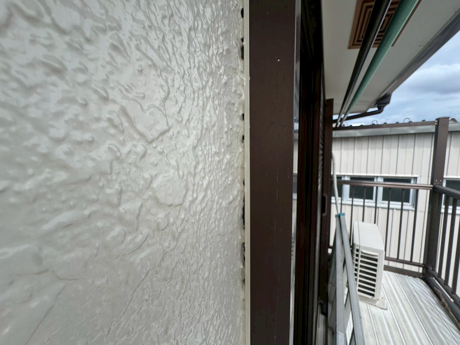 横浜市旭区｜外壁塗装後も止まらなかった雨漏りは、サッシ横の隙間を散水とサーモで確認しました👨‍🏭