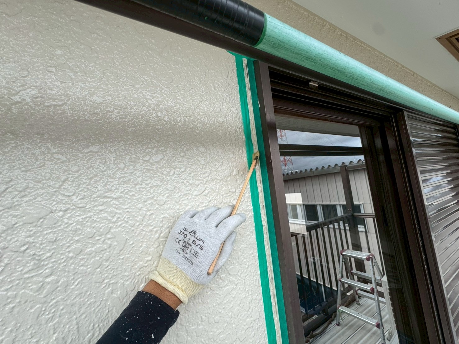 横浜市旭区｜外壁塗装後も止まらなかった雨漏りは、サッシ横の隙間を散水とサーモで確認しました👨‍🏭