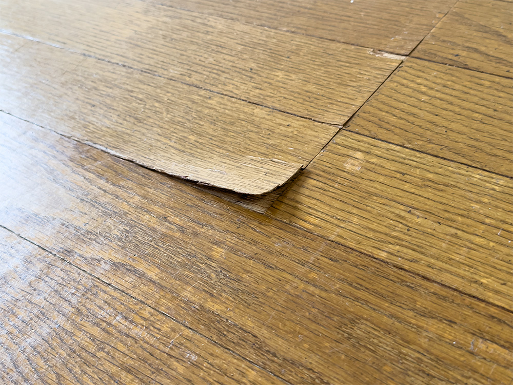 フローリングのえぐれ傷や剥がれ。DIYでどこまで綺麗に隠せる？