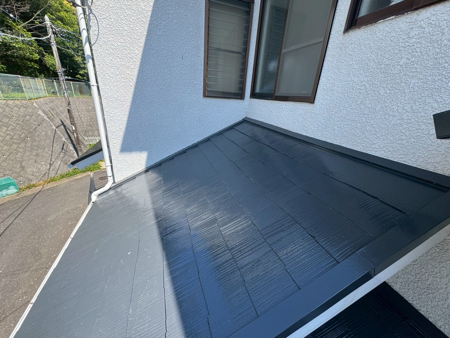 横浜市旭区｜屋根のみ塗装は、SPパワーサーモFを塗る前に旧塗膜と水の出口を確認します🧙