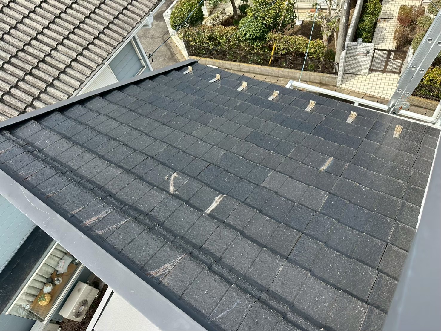 横浜市旭区｜天井照明まわりの雨漏りは、瓦の割れと防水紙の釘穴まで見て判断します💡