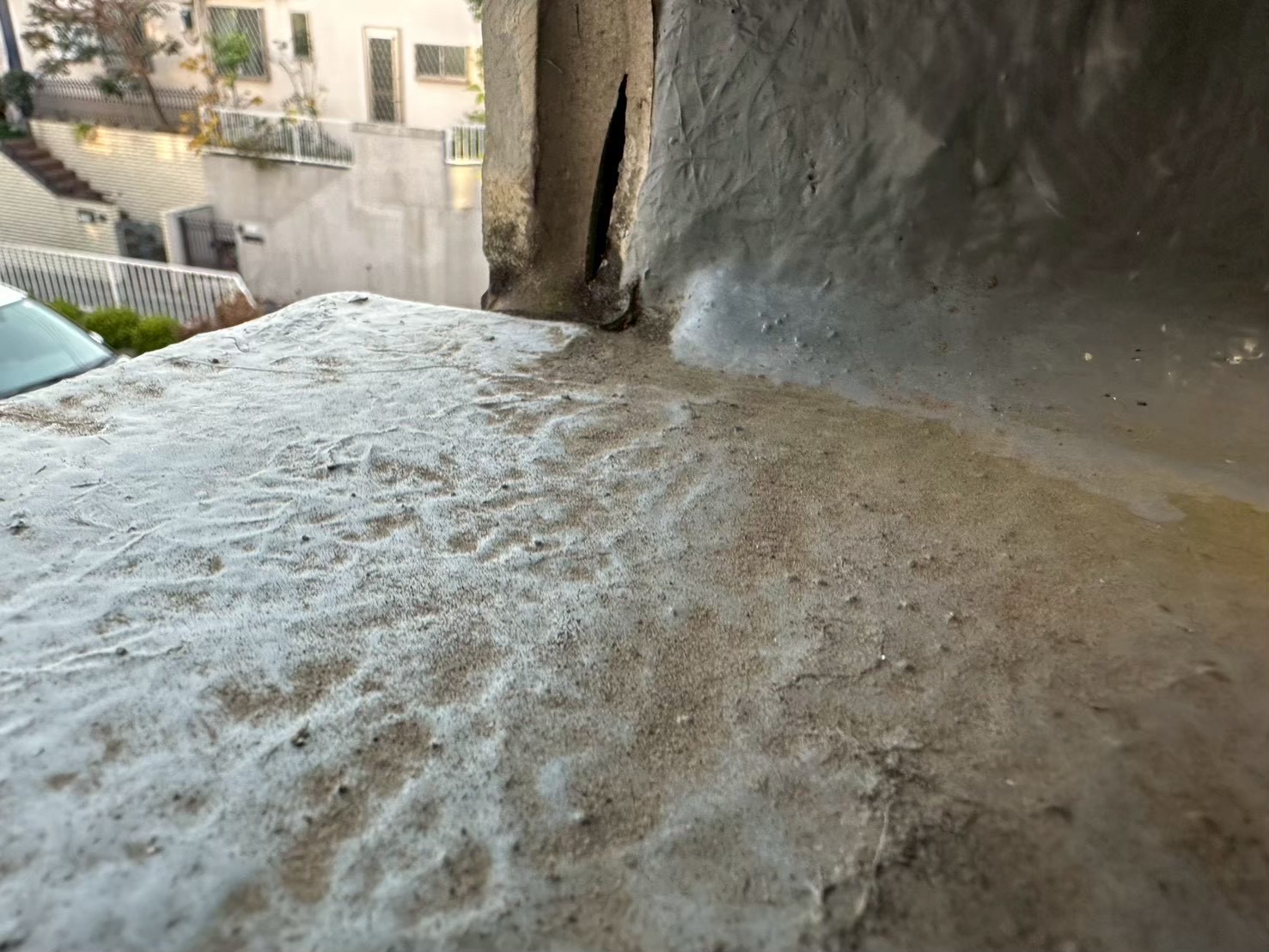 横浜市旭区の雨漏り調査｜片流れ屋根・外壁端部・バルコニー排水口の現場調査と確認順🪪