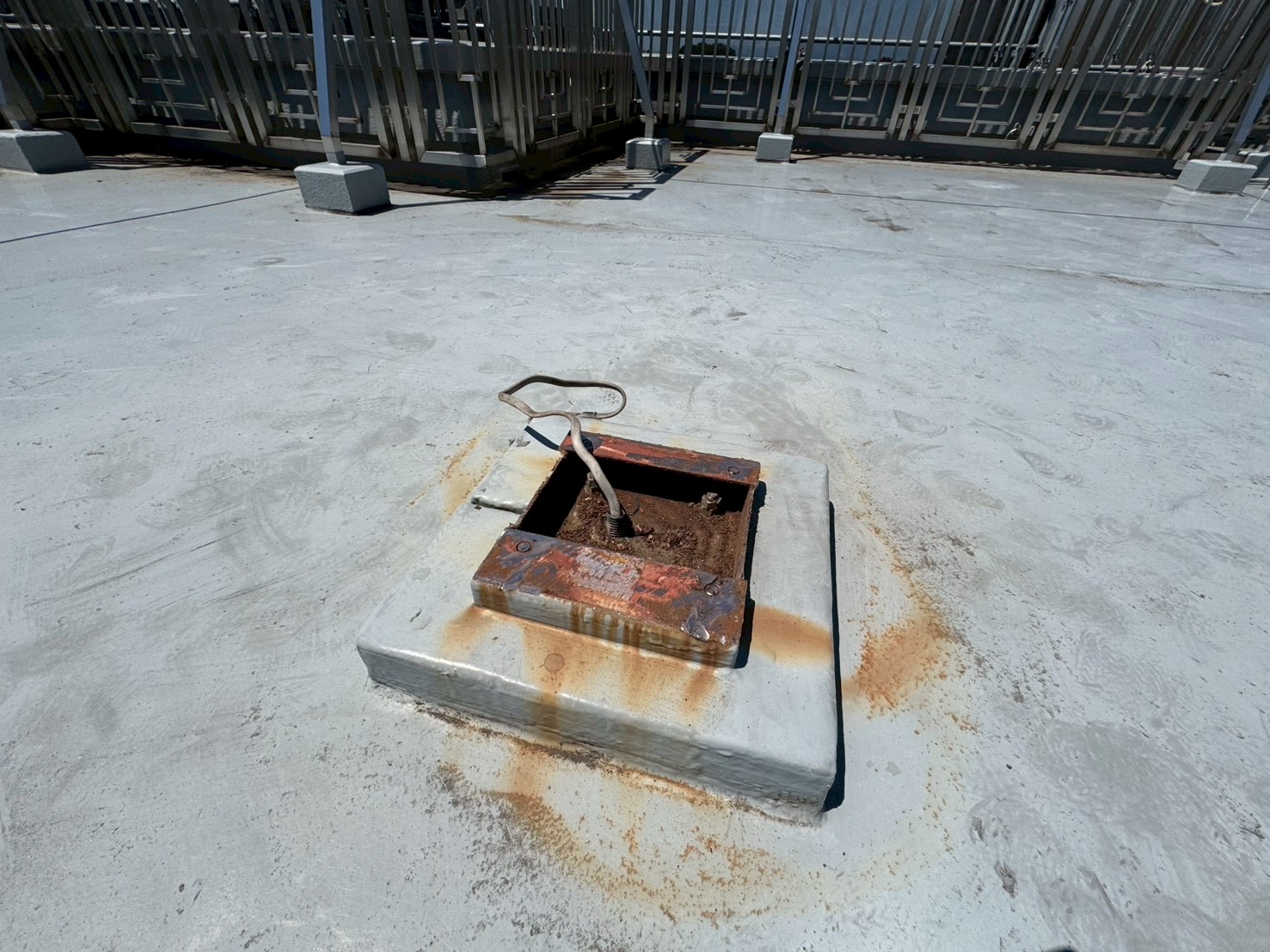 横浜市旭区｜屋上防水前の鉄塔撤去は、支柱根元と開口を先に確認します🪁