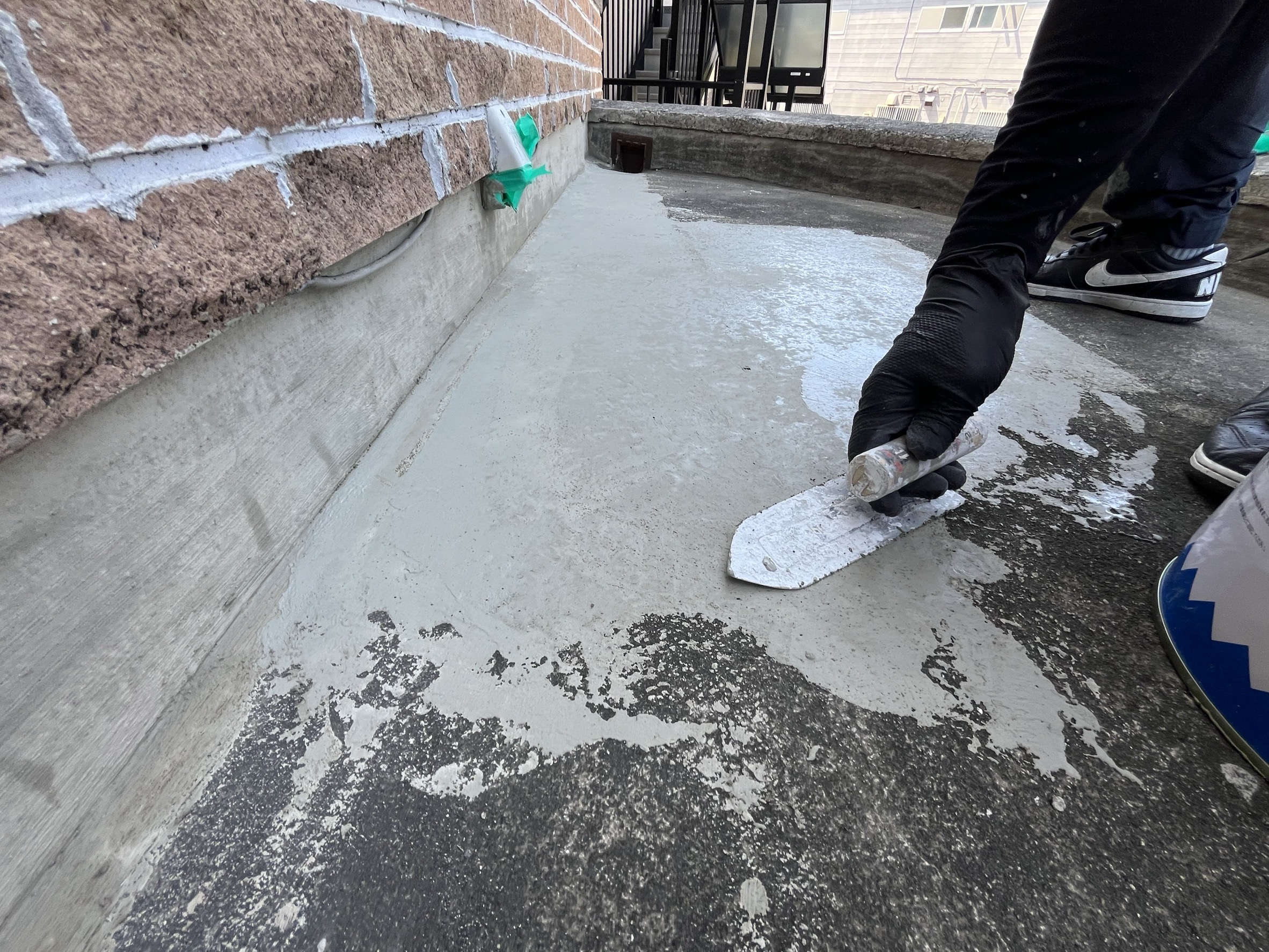 横浜市旭区の庇から雨漏り｜ウレタン防水前にレジアンダーで下地調整👣