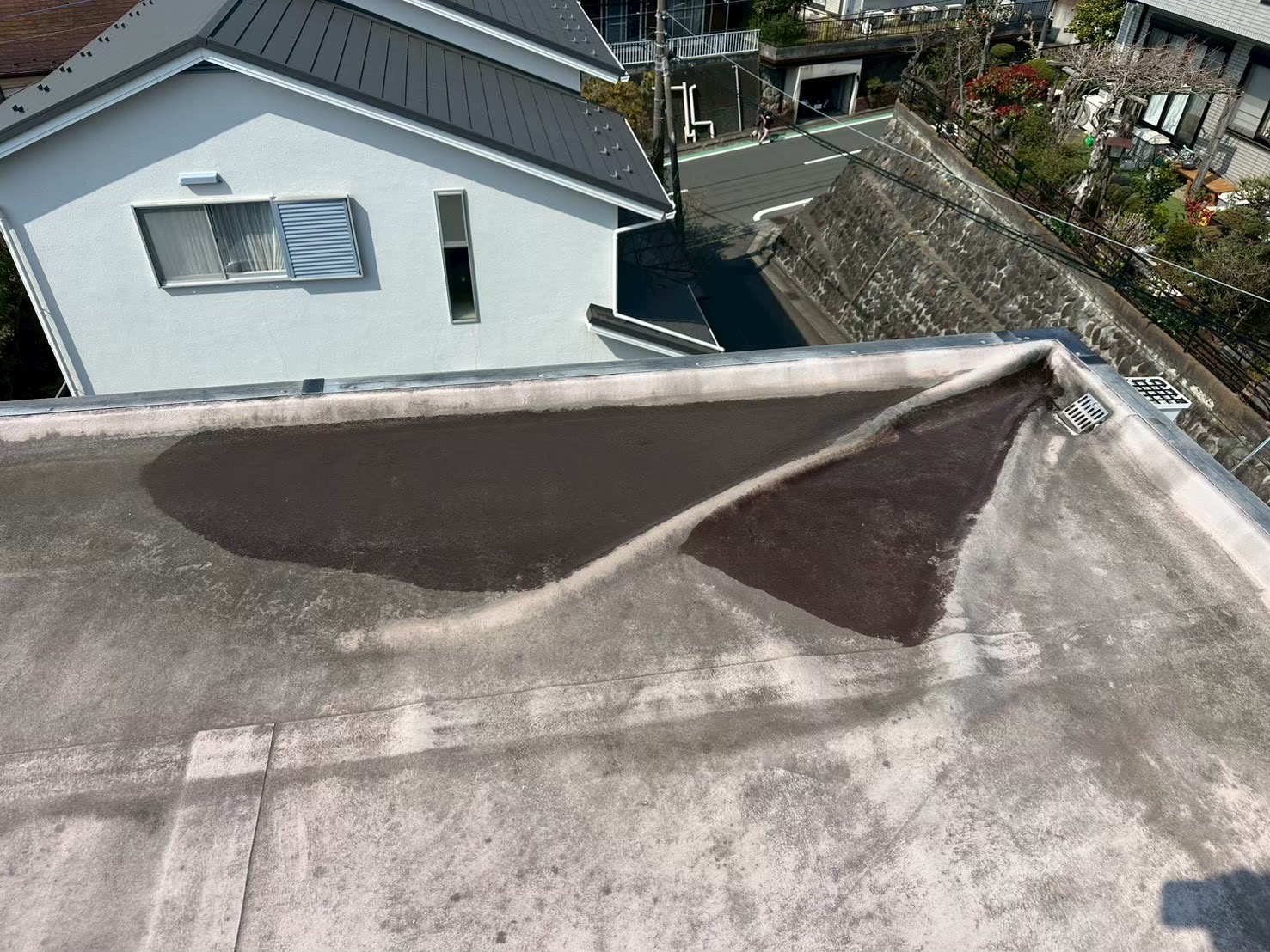 横浜市旭区の陸屋根調査｜シート防水の浮き・水たまりで既存撤去を提案する理由🅰️