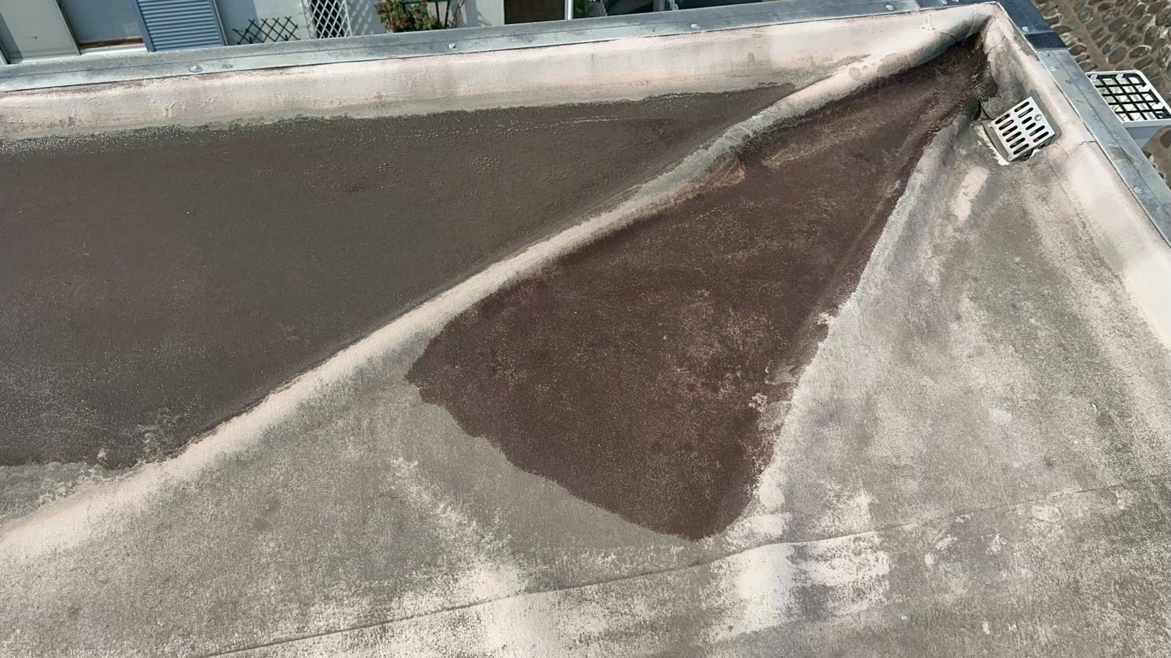 横浜市旭区の陸屋根調査｜シート防水の浮き・水たまりで既存撤去を提案する理由🅰️