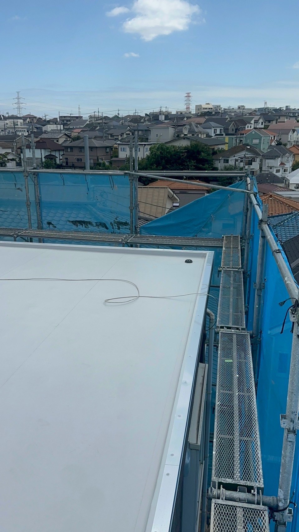 横浜市旭区の陸屋根防水｜既存シート撤去後に塩ビシート機械固定で改修🦉