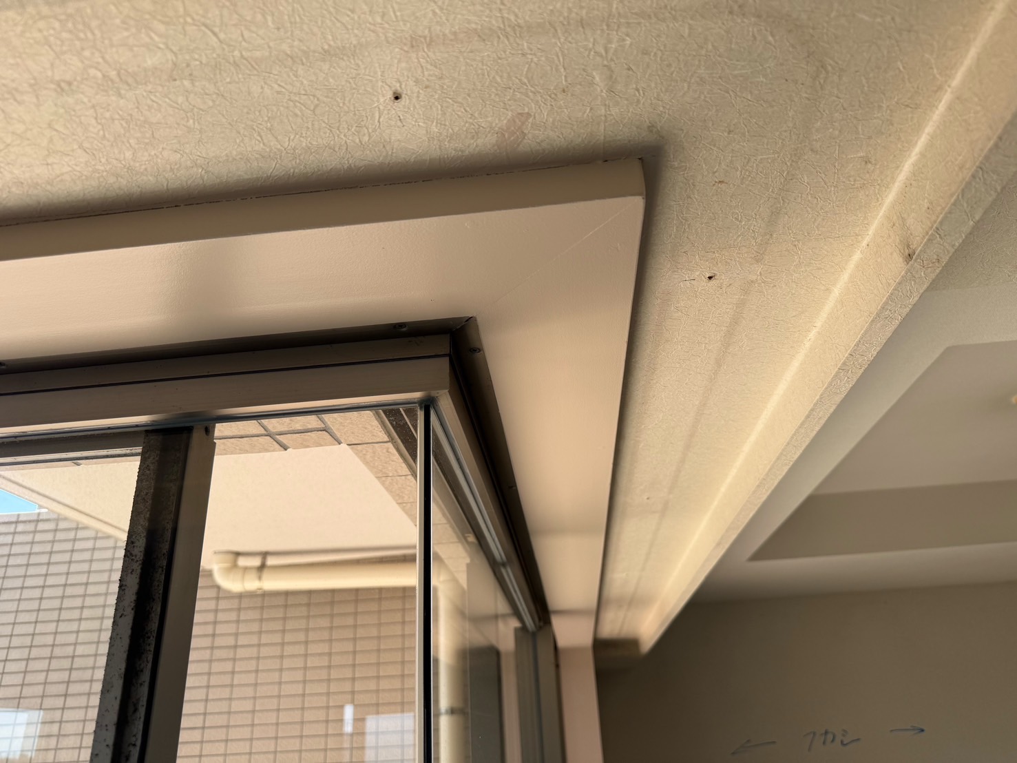 横浜市旭区の内装塗装｜傷・剥がれのある窓枠を下地処理から塗り直す💼