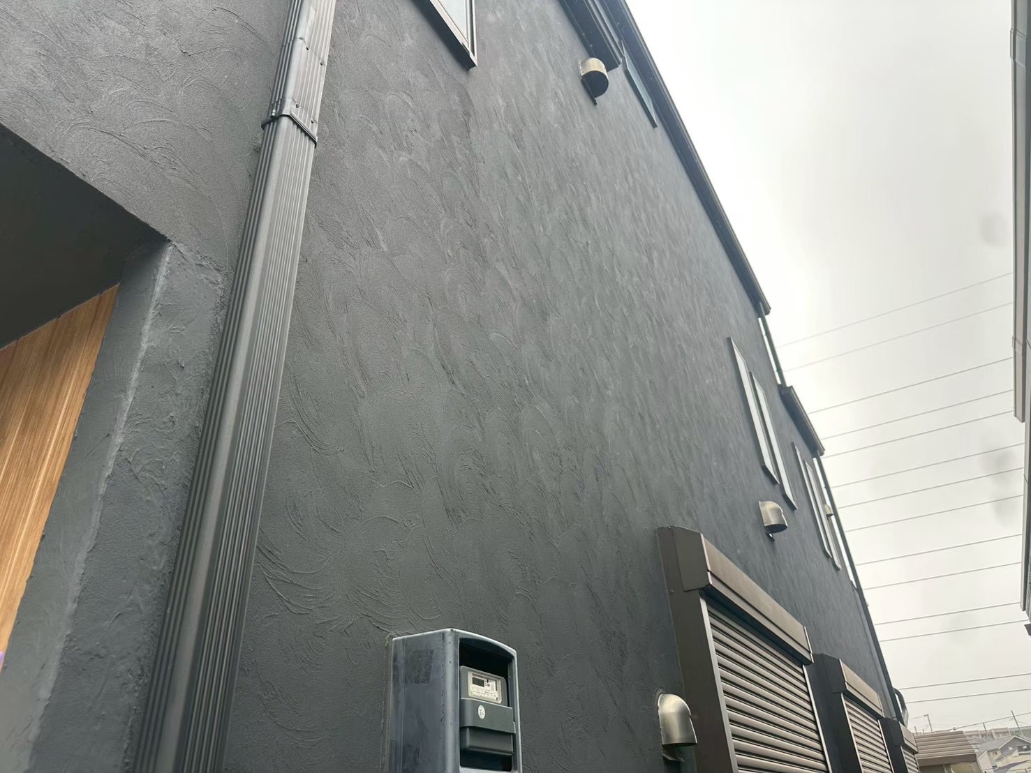 ジョリパットは普通の塗料で塗れる？模様を残す塗り替え｜横浜市旭区👨‍🍳