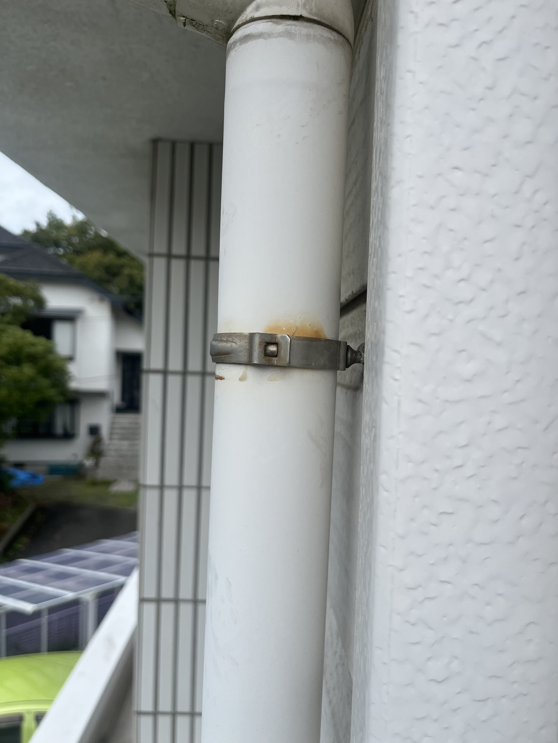 横浜市旭区｜1階の壁に雨染み。外壁の取付穴を調べた雨漏り調査🚿