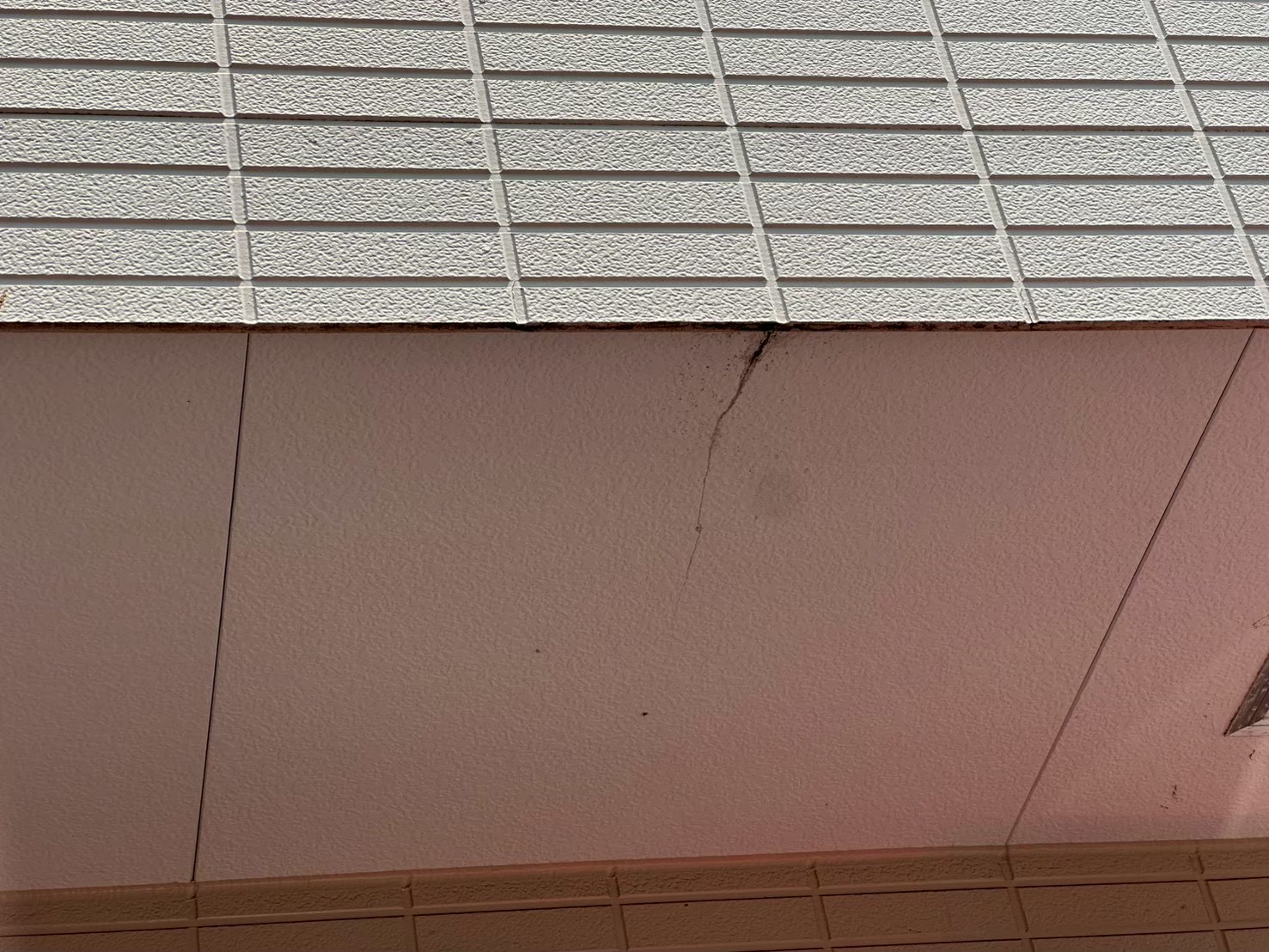 アパートの外壁ひび割れは塗装で直る？雨漏り前に確認したい補修の違い｜横浜市旭区🎡