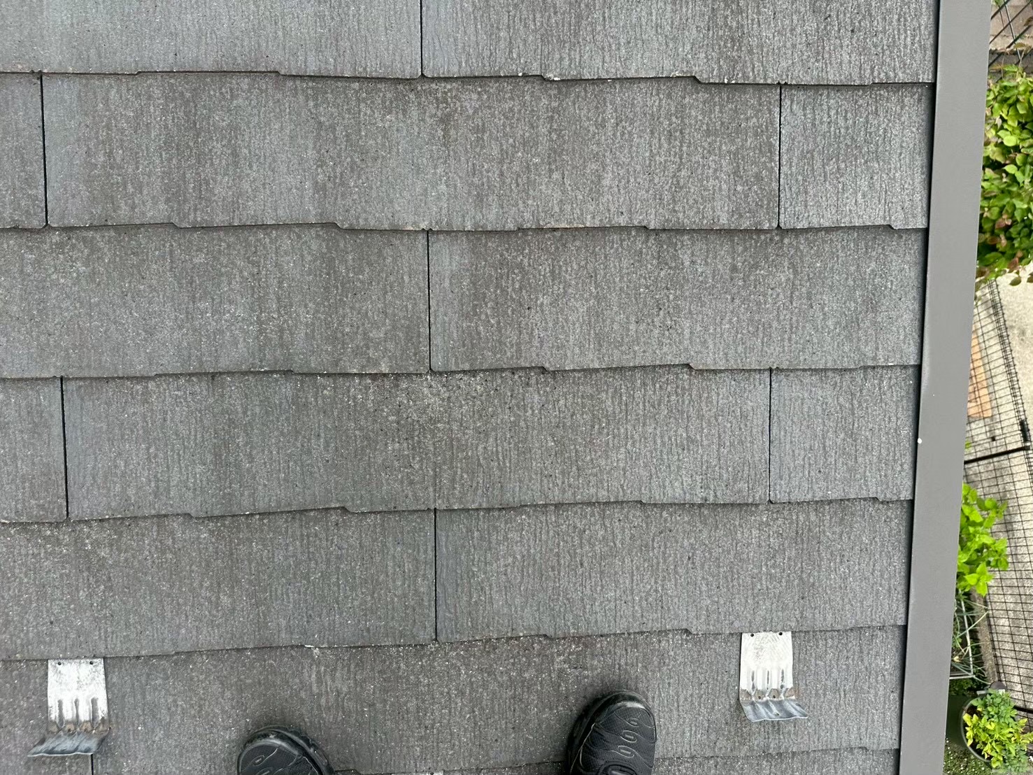 コロニアルの片流れ屋根、その傷みが雨漏りの原因？【横浜市旭区】✋