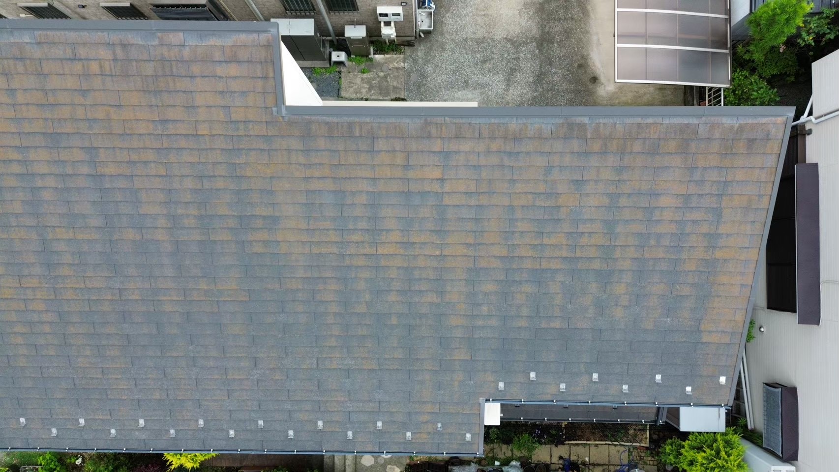 コロニアルの片流れ屋根、その傷みが雨漏りの原因？【横浜市旭区】✋
