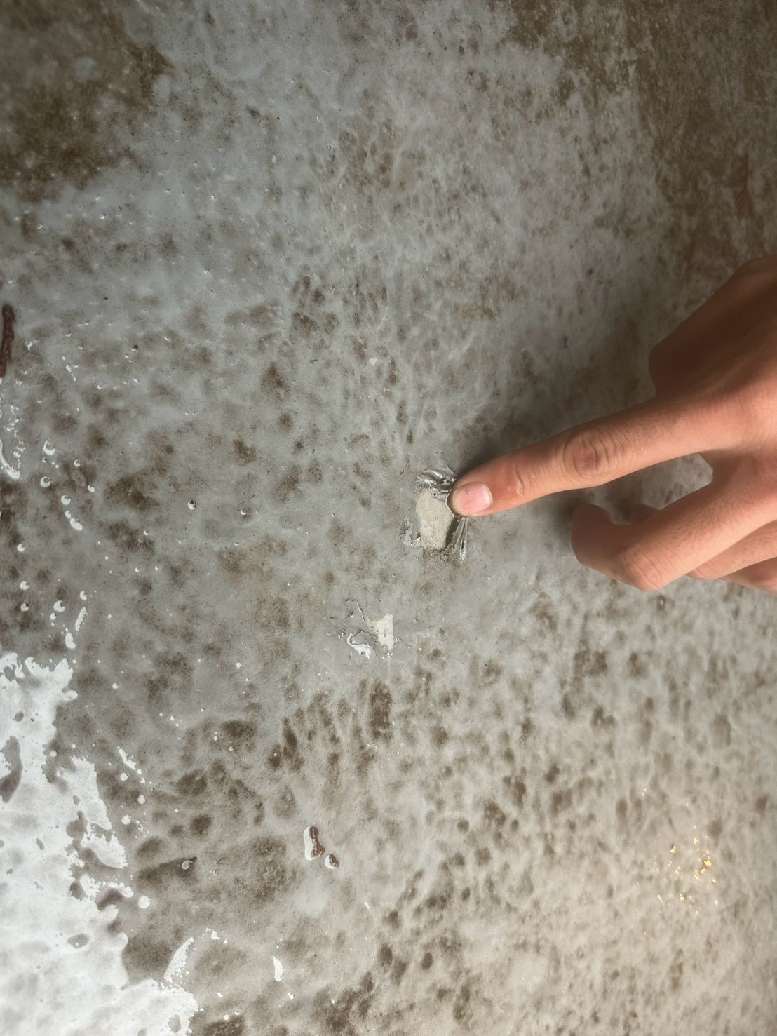 横浜のバルコニー雨漏り｜防水工事後の膨れ・沈みと、やり直す前の確認👢