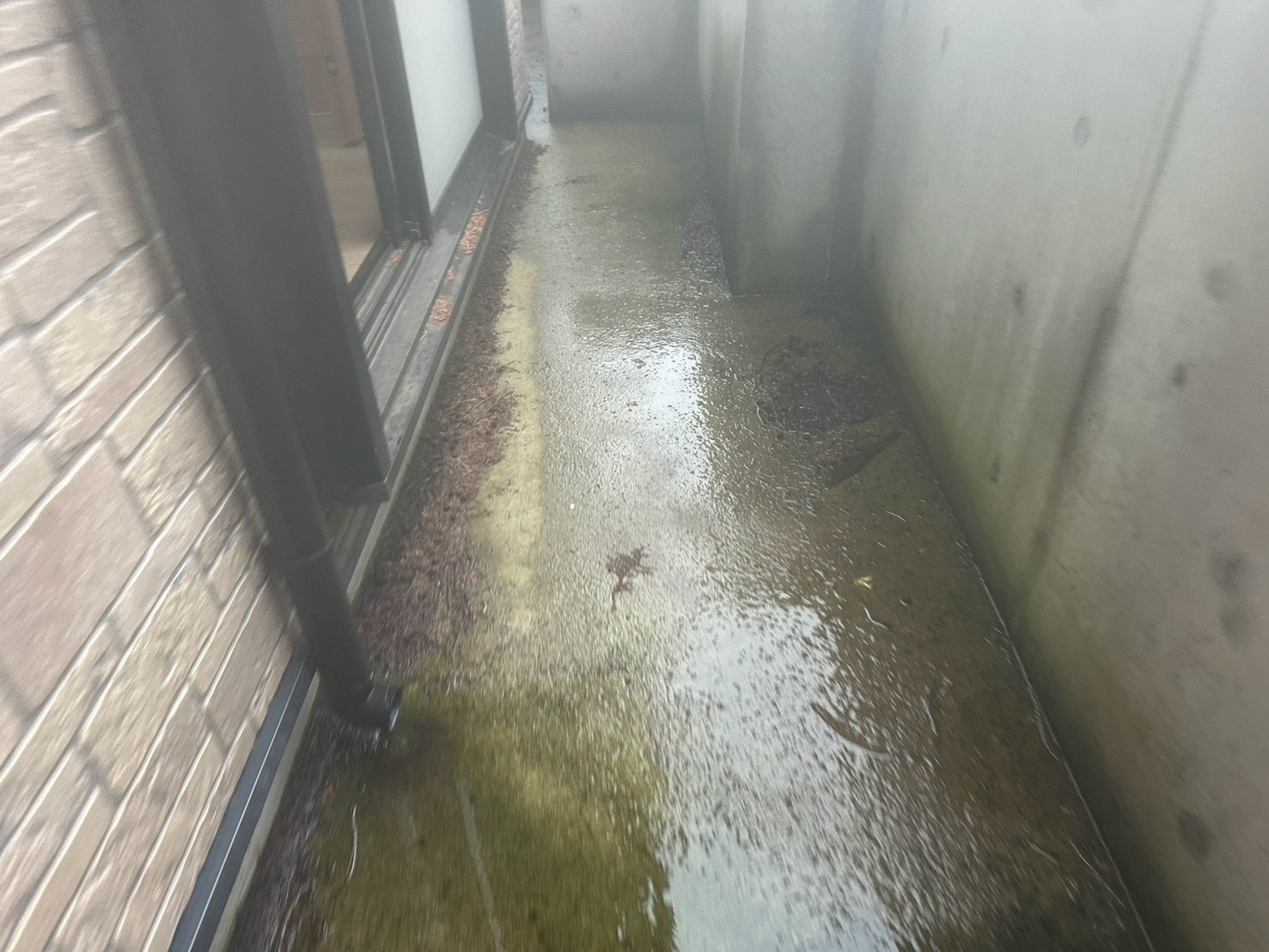 横浜のバルコニー雨漏り｜防水工事後の膨れ・沈みと、やり直す前の確認👢