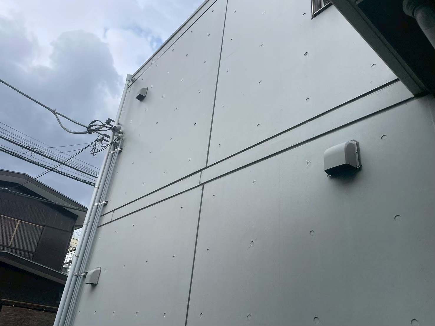 コンクリート打ちっぱなしの外壁塗装｜雨をはじき、湿気を逃がす【横浜市旭区】🐋