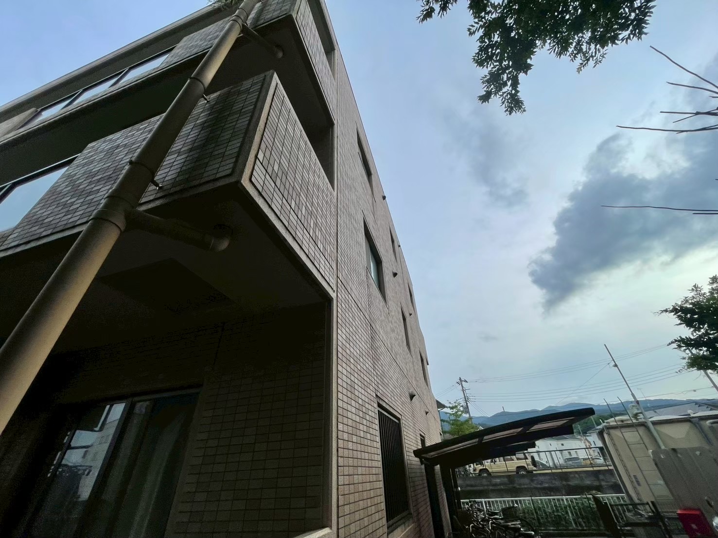 横浜市のRCマンションでタイルの浮きを確認｜残して直すために職人が確かめること🕶️
