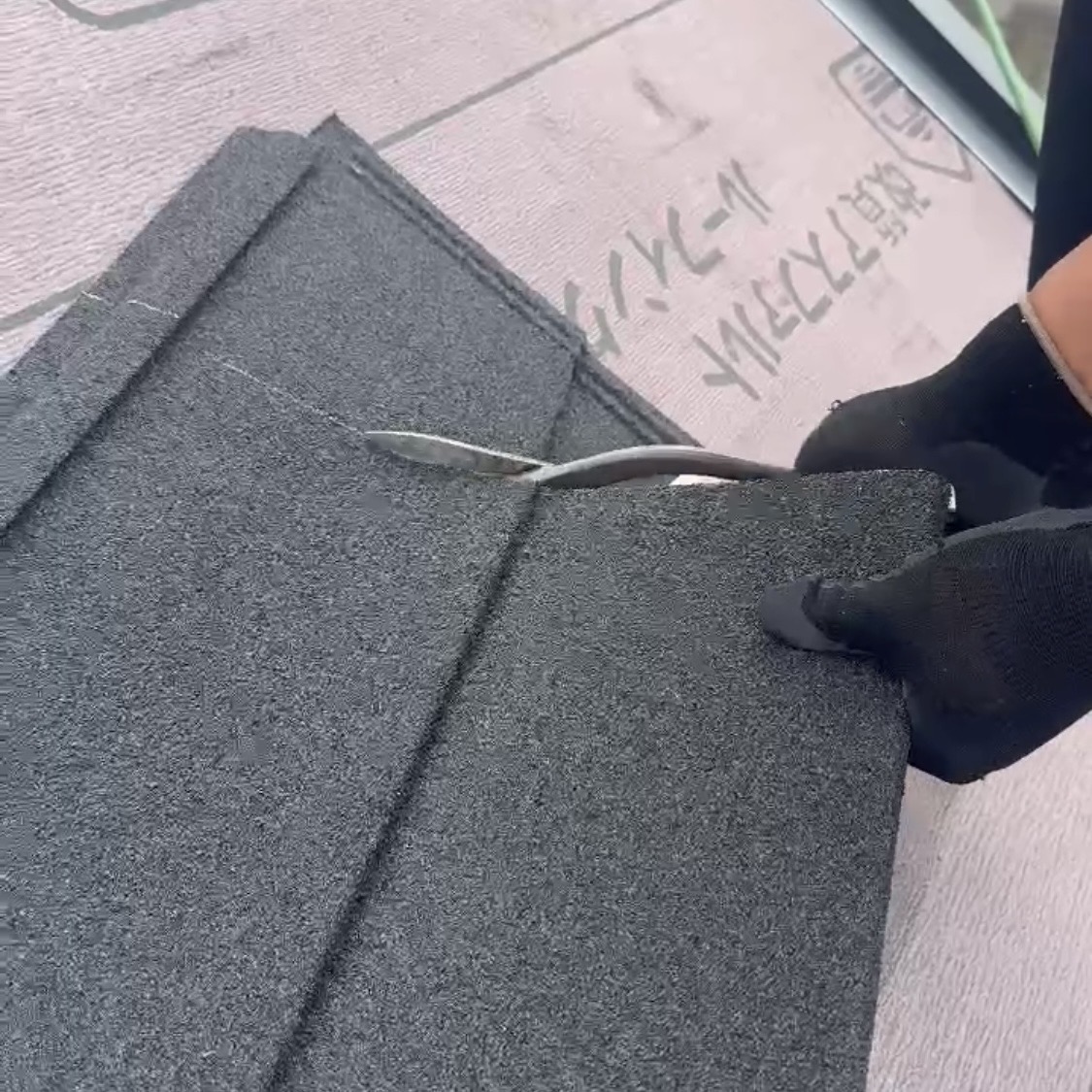 横浜市旭区の屋根カバー工法｜スカイメタルルーフ施工中に考える壁際の納まり✂️