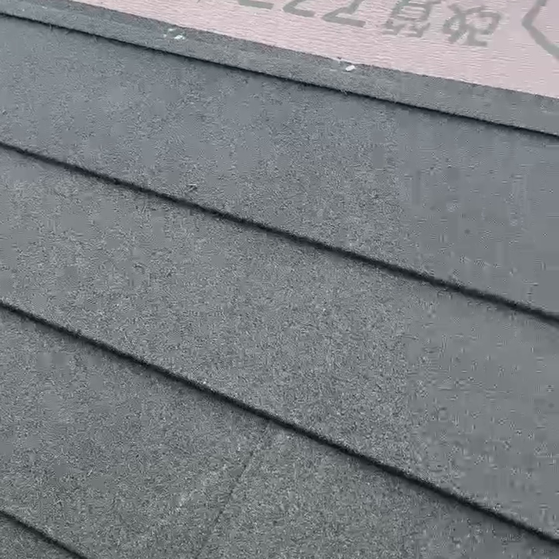 横浜市旭区の屋根カバー工法｜スカイメタルルーフ施工中に考える壁際の納まり✂️