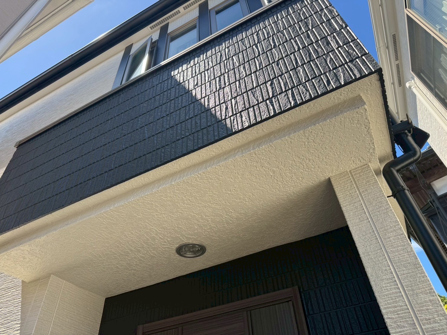 【瀬谷区｜屋根外壁塗装から1年後の点検】三分艶の美しさが続く、職人品質の外装仕上げ